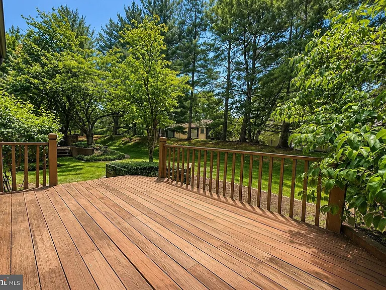 83 Sayre Dr — Photo 20