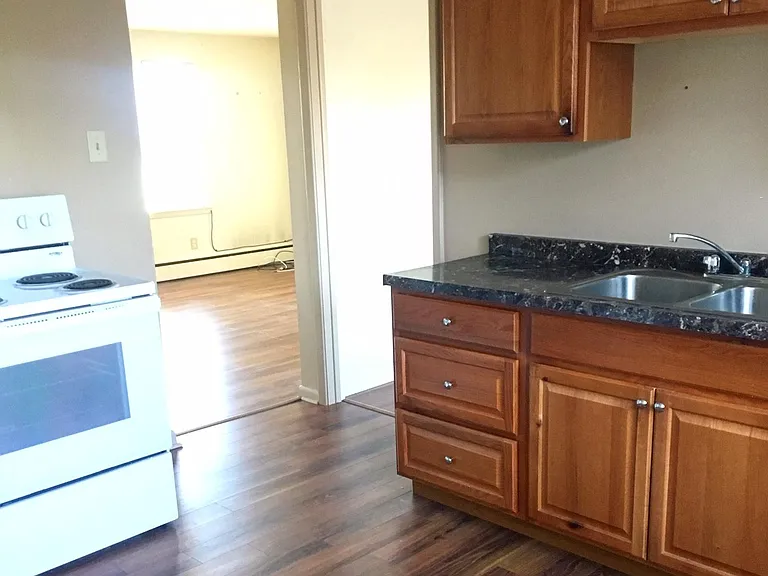 415 Moore Ave — Photo 4