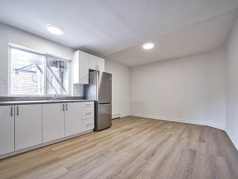1046 Bathurst St — Photo 11