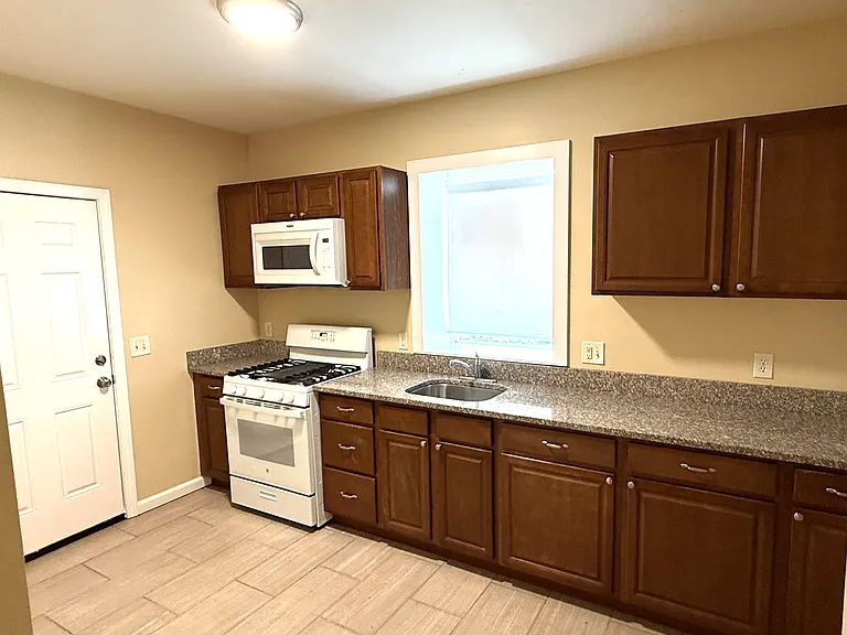 1333 E Main St #5 — Photo 3