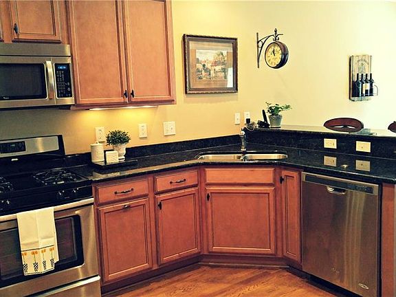 3rd image of 18 Hines Park Ln