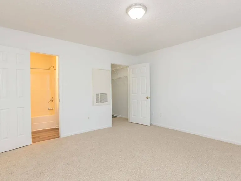Arlington Apartments — Photo 6