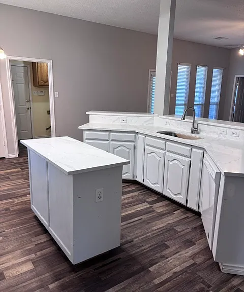 1300 Rosewood Ln — Photo 6
