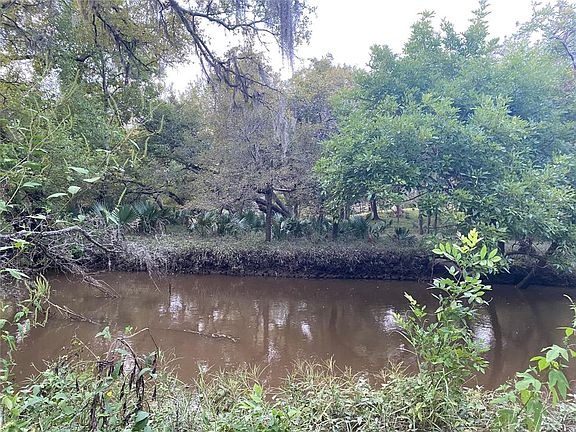 Kayak, Jet ski's, Fishing boat ready...navigate the Bayou all the way to the gulf!