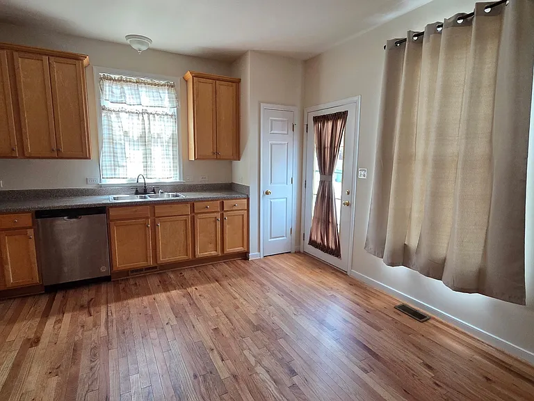 731 Catherine St — Photo 5