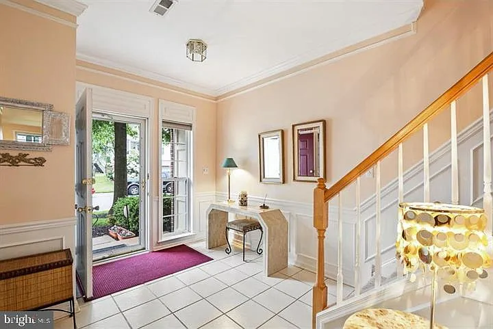 412 E Oakmeade Dr — Photo 2