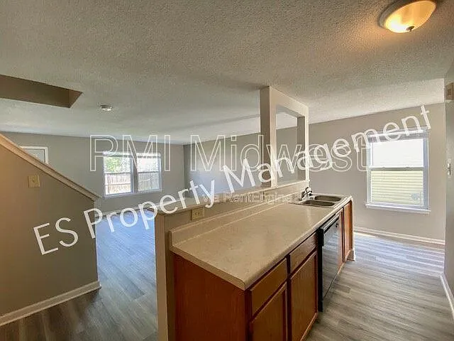10902 Glenayr Dr — Photo 11