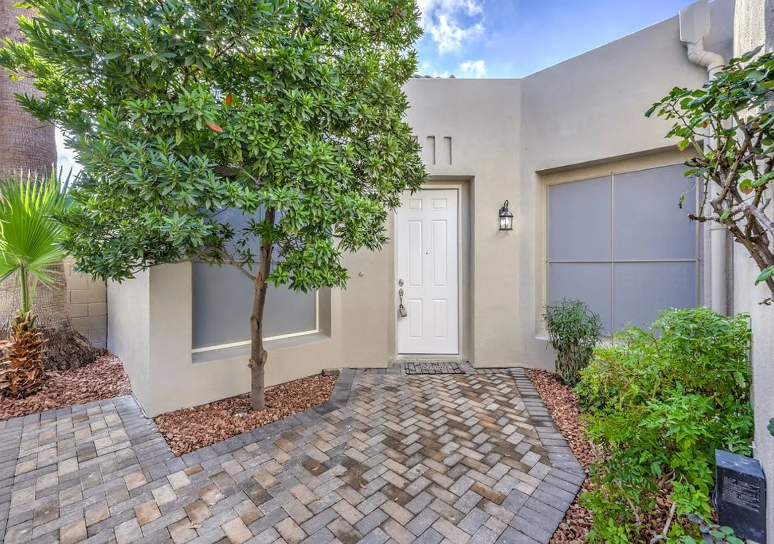 Stunning Single-Story Corner Unit in Gated Community Prime Las Vegas Location — Photo 4