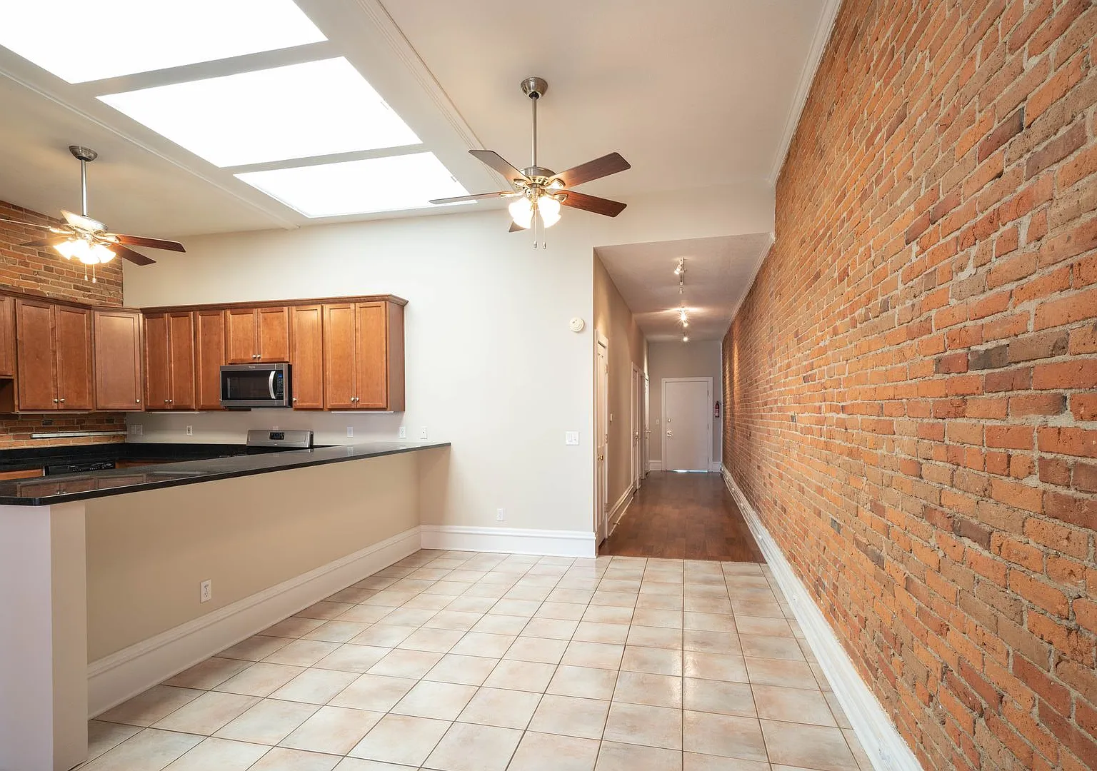Peregrine 214 — Photo 2