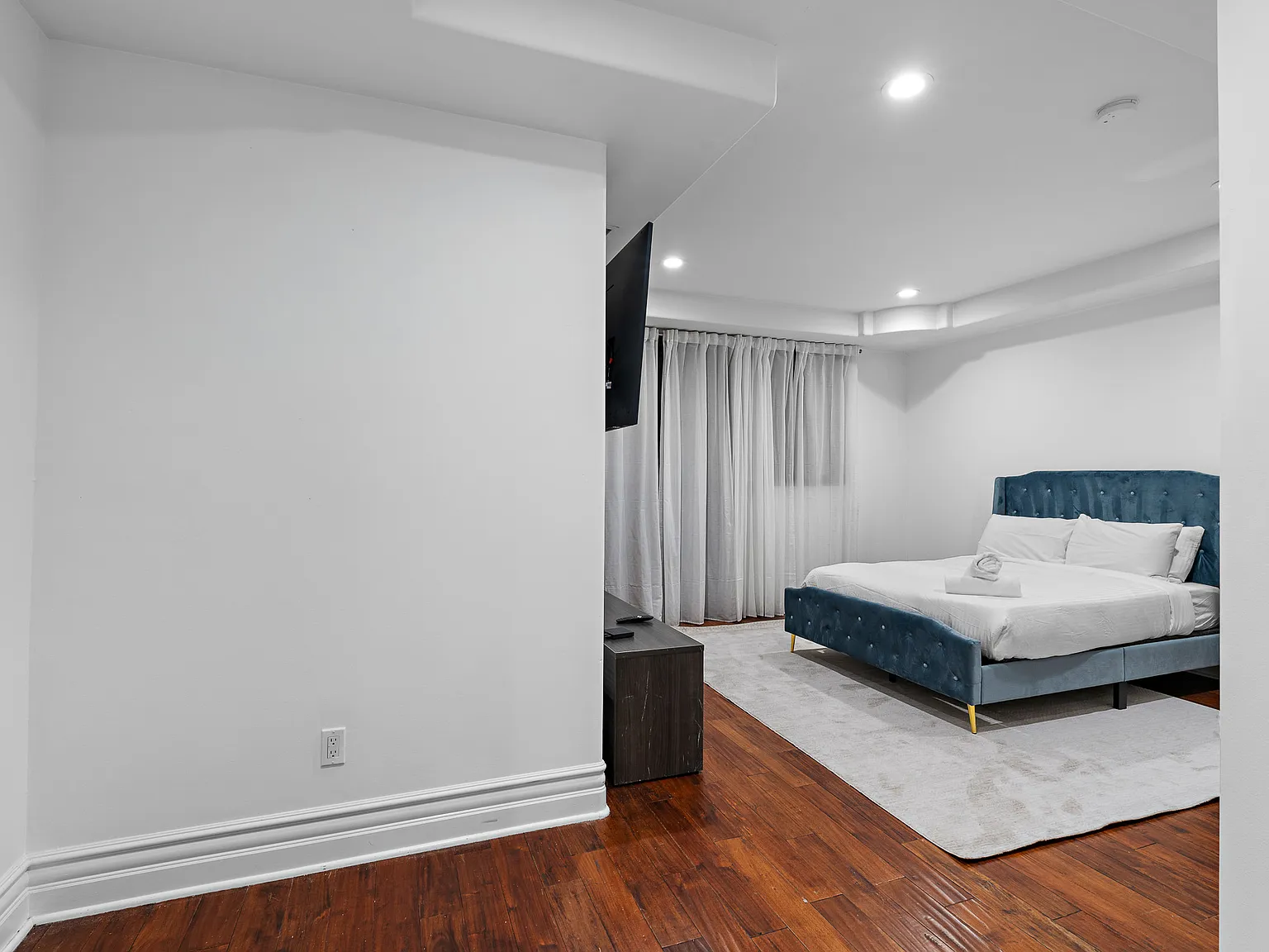 5 bed, 4.5 bath, 4500 sqft, $15,000 — Photo 3