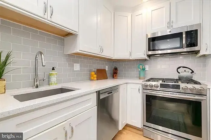 2 bed, 900 sqft, $4,000 — Photo 2