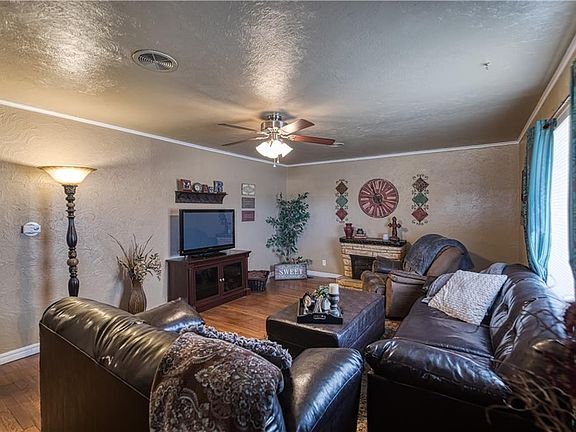 5th image of 1204 W C Ave