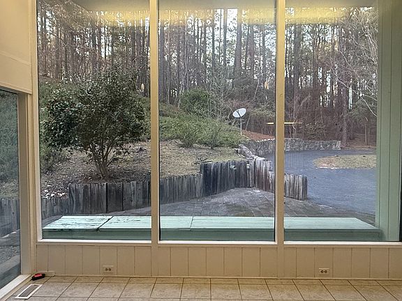 5th image of 380 N Bethesda Rd