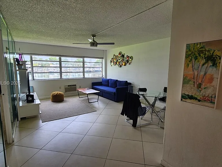 220 Kings Point Dr #105 — Photo 2