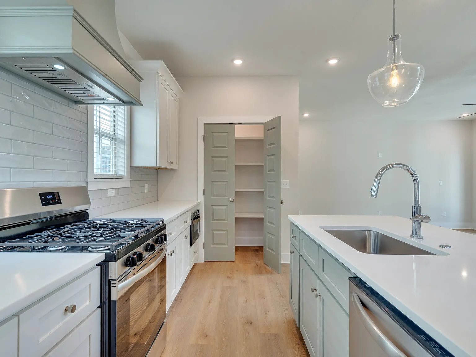 4 bed, 2250 sqft, $3,200 — Photo 4