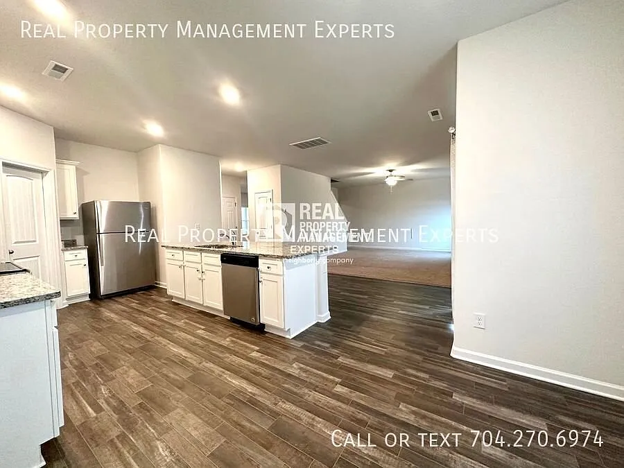 Amazing 4BR/2.5BA Home in Charlotte! — Photo 4