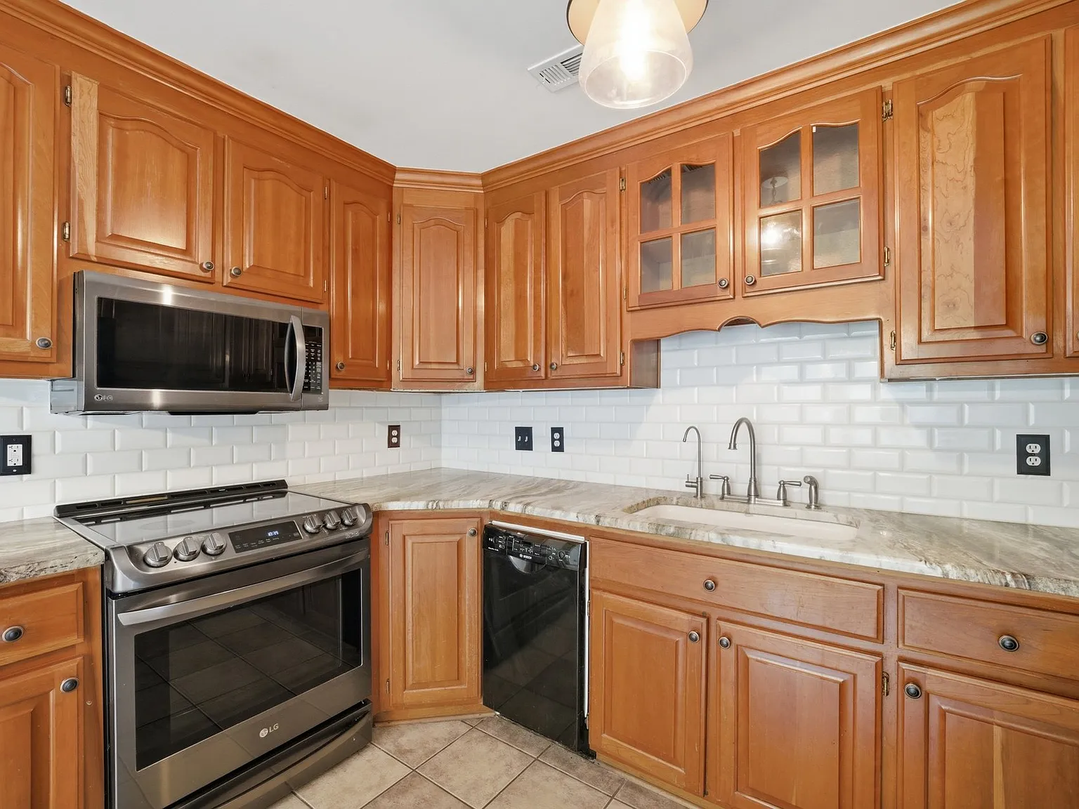3 bed, 2088 sqft, $2,700 — Photo 2