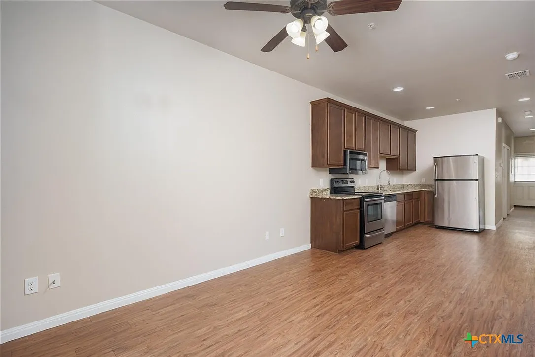 3 bed, 2.0 bath, 9656 sqft, $1,450 — Photo 3