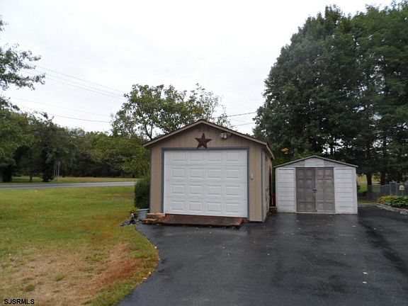 4th image of 4000 Maple Ave