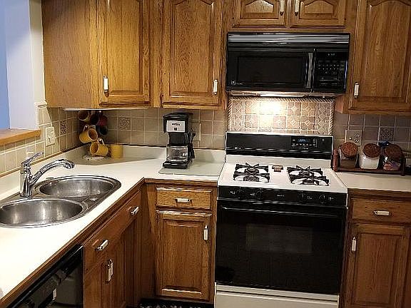 5th image of 551 Rosemont Ave
