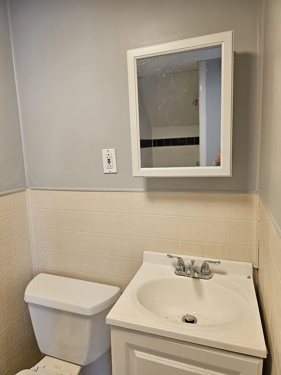 1 3/4 bath - 759 Grove St #3