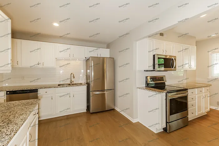 9802 England Dr — Photo 7