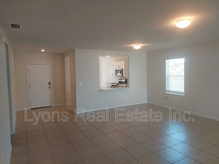 326 SW 24th Pl — Photo 3