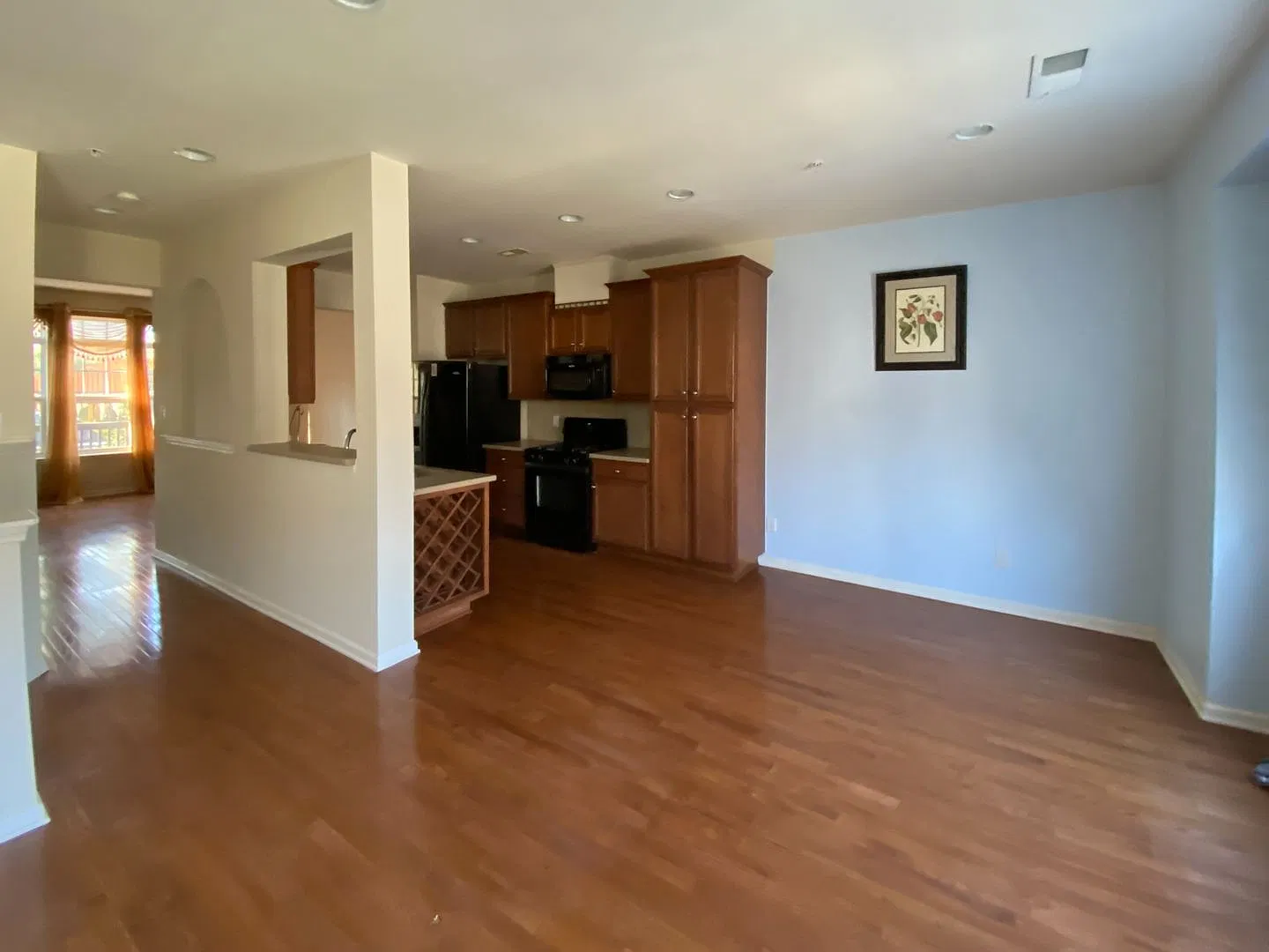 Spacious Townhouse on Vintage Drive — Photo 4
