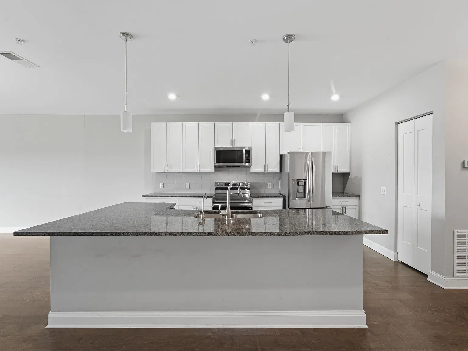 2 bed, 1665 sqft, $2,900 — Photo 4