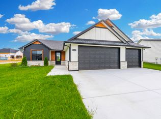 1442 N Emerald Valley Dr, Mulvane, KS 67110