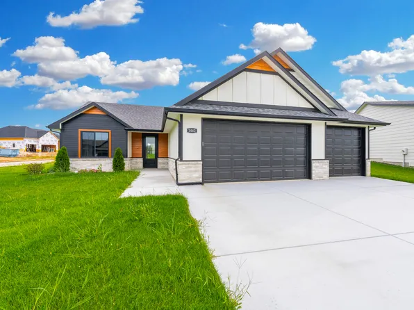 1442 N Emerald Valley Dr, Mulvane, KS 67110