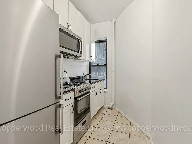 402 E 78th St #15 — Photo 3
