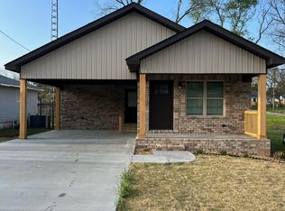 909 8th St, Tuscumbia, AL 35674