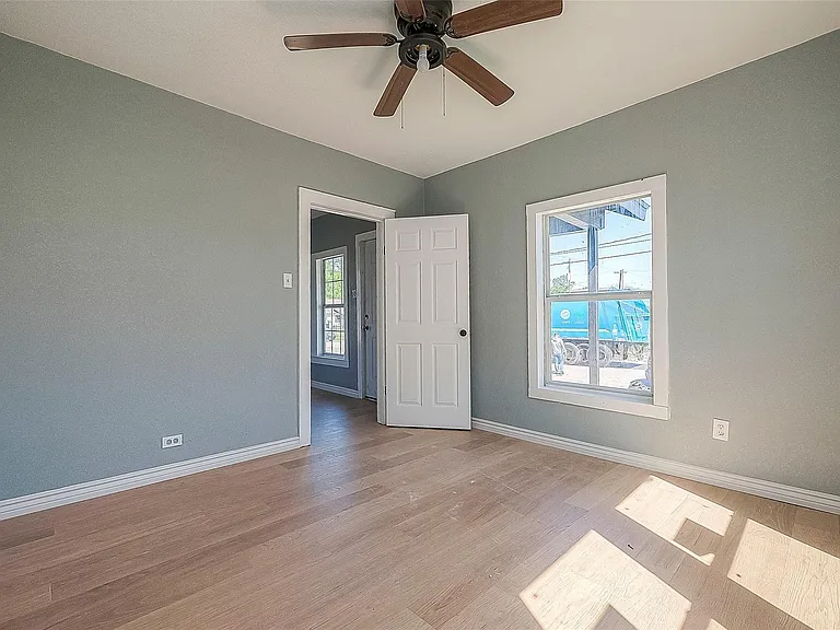 4704 Farmer St — Photo 7