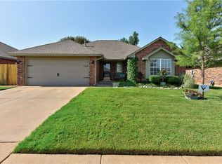 320 SW 39th St, Moore, OK 73160