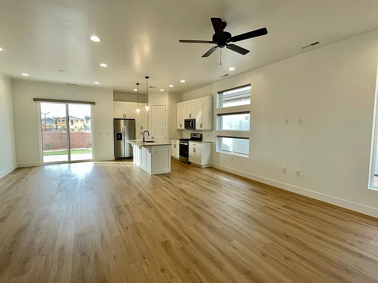 2818 E Church Oak Dr — Photo 4