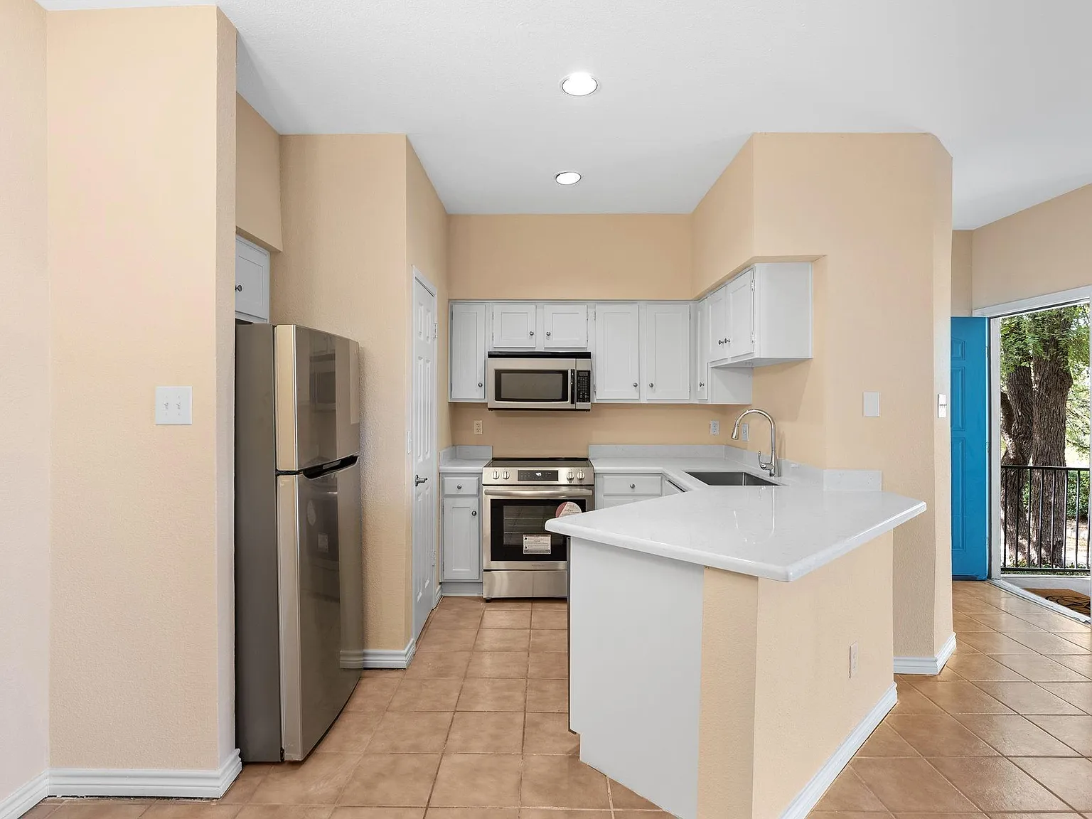 1 bed, 1.0 bath, 704 sqft, $1,225 — Photo 3