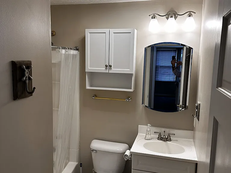 Full bath off of main hall