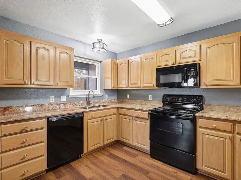 1502 Sharron Ct — Photo 4