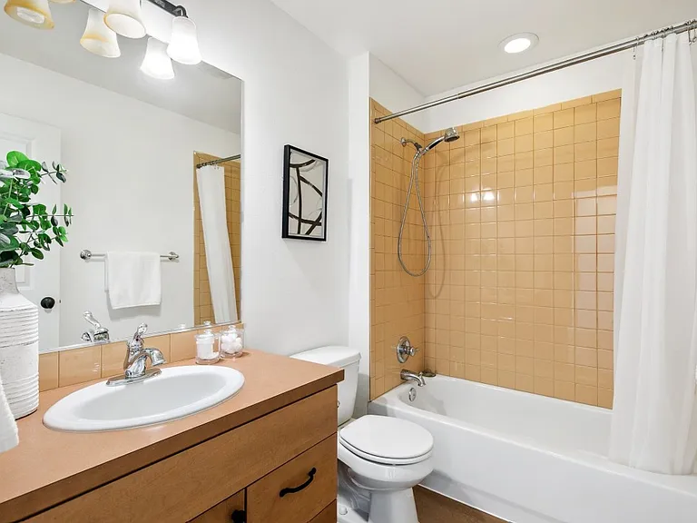 Guest bathroom (3rd floor)