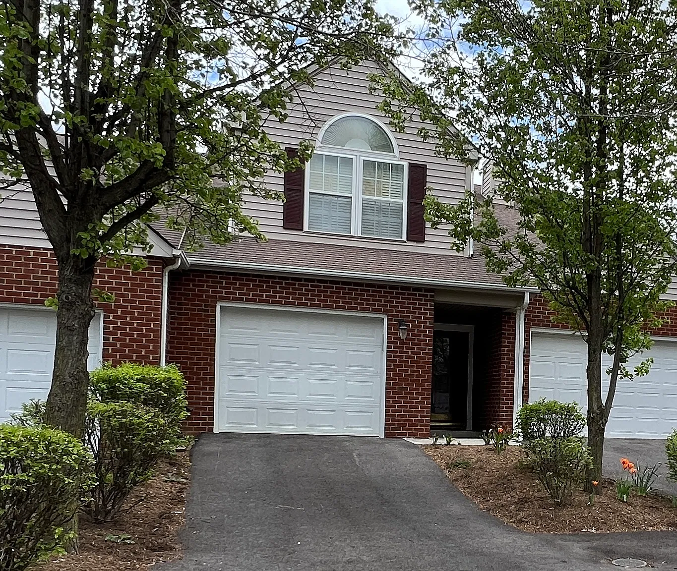 3 bed, 2880 sqft, $2,200 — Photo 1