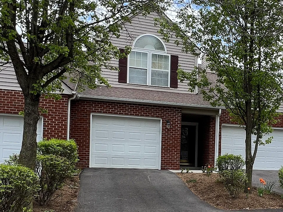 1110 Red Leaf Ct NW