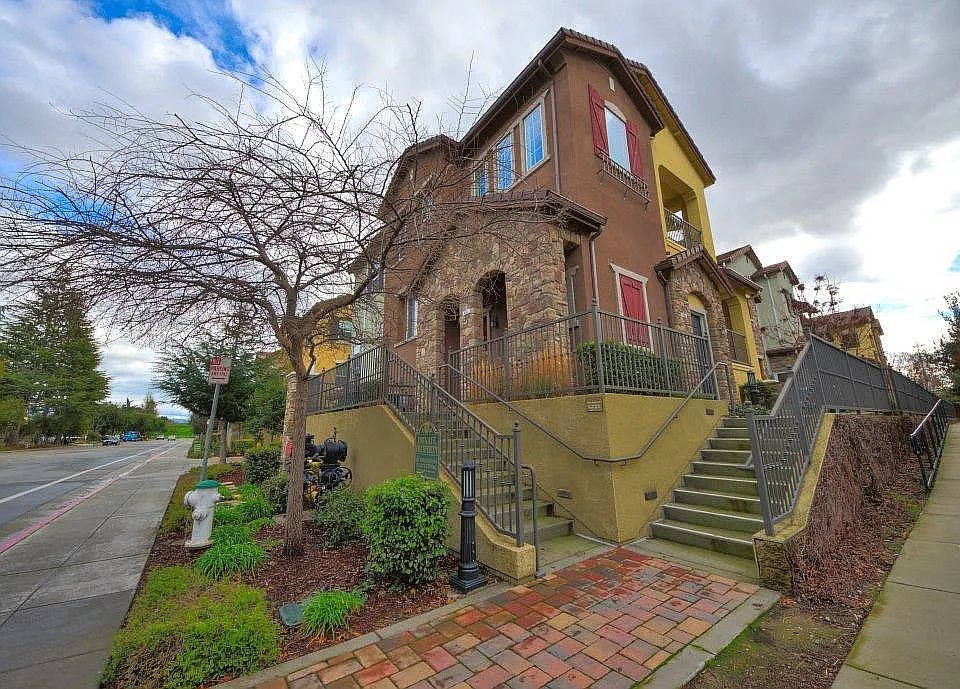 Corner townhouse situated within a beautiful multi-family community in the wonderful Ponderosa neighborhood of Sunnyvale.