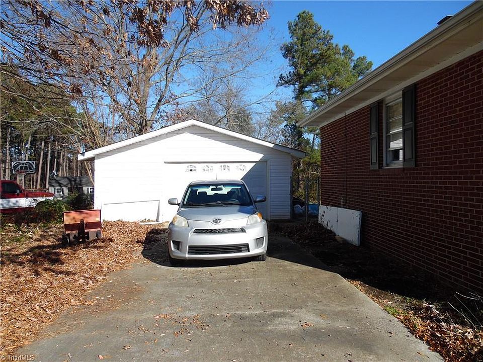 2nd image of 928 Main St