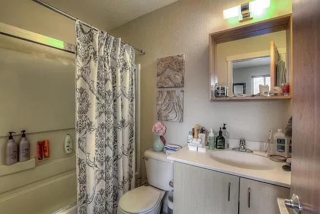 3 bed, 1250 sqft, $6,450 — Photo 2