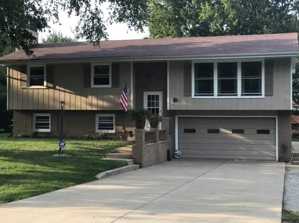 18864 Pioneer St, Bloomington, IL 61705