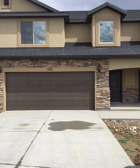 576 N 220 E — Photo 1