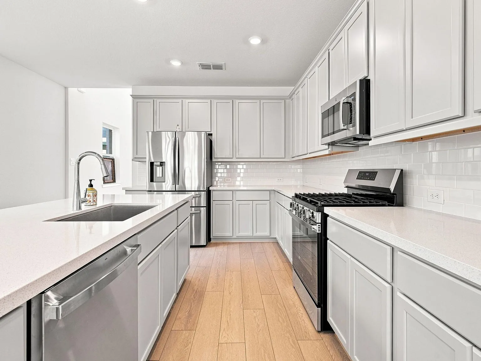 5 bed, 3.0 bath, 2413 sqft, $3,400 — Photo 3