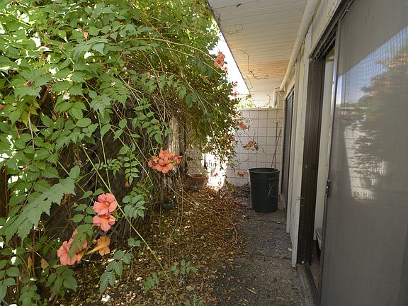 4th image of 428 W Shaw Ave
