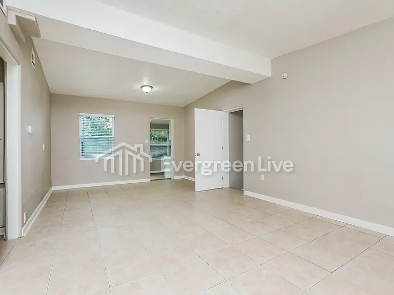 918 Hacienda Ct — Photo 2